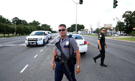 Cảnh sát cấm một con đường ở Baton Rouge sau khi xuất hiện thông tin xảy ra nổ súng tại đây.